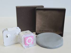 lot 186 image: Brand New 2gb Apple iPod Shuffle - w New Leatherology Case