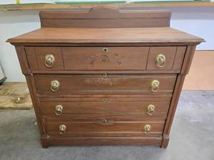 lot 191 image: Nice Condition 4-Drawer Dresser