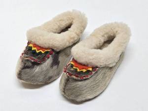 lot 218 image: Excellent Vintage Handmade Pair of Reindeer Skin Sami Child Shoes 