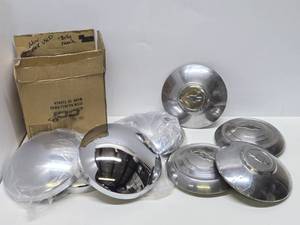 lot 220 image: Set of 4 Vintage CHEVROLET Chrome Hub Cas & 4 Brand New Hubcaps