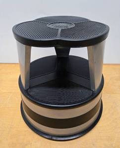 lot 206 image: Like-New or New CRAMER Kik-Step Rolling Industrial Stepstool 