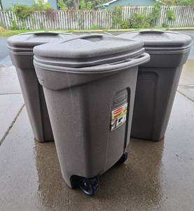 lot 107 image: (3) Like-New or Brand New RUBBERMAID Roughneck Trash Cans w Lids