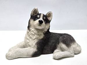 lot 252 image: Larger Vintage Sandicast Husky Puppy Statue wBlue Eyes