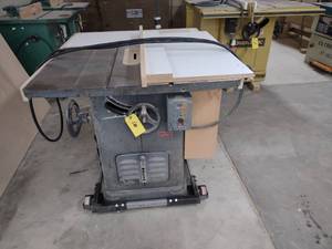 lot 16 image: Delta 10 Tilting Arbor Table Saw, ...