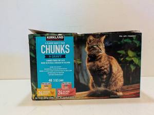 lot 12 image: KIRKLAND SIGNATURE 2-FLAVOR VARIETY PACK CHUNKS IN GRAVY (CATS)