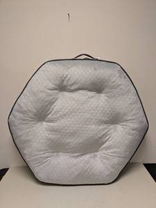 lot 96 image: KIRKLAND SIGNATURE HEX LARGE PET BED (GRAY)