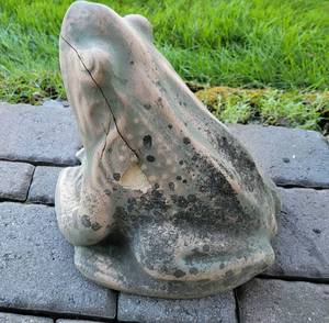 lot 110 image: Ceramic Garden Toad Frog, as