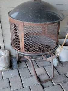 lot 113 image: Patio Metal Bonfire Kettle