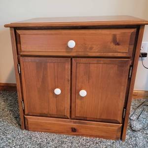 lot 32 image: Classic Solid Pine Side Table Nightstand