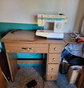 lot 115 image: Singer Sewing Machine CM17C with Cabinet and Accessories