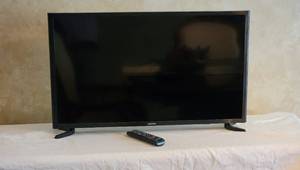 lot 117 image: Samsung 32 inch Television Model UN32J500AF