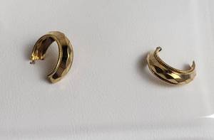 lot 42 image: 10K Yellow Gold Beaded Hoop Earrings