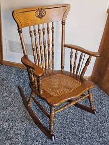 lot 70 image: Classic Country Spindle Rocker