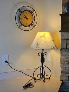 lot 127 image: Contemporary Wire Dcor Lamp & Clock