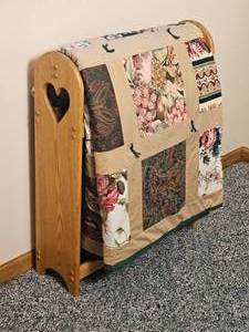 lot 128 image: Charming Heart Window Quilt Rack