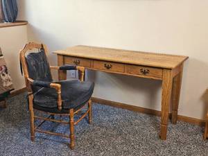 lot 74 image: Three Drawer American Contemporary Writing Desk