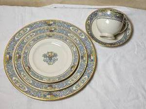 lot 52 image: Stunning Lenox Chinaware Dinner Service for 11  Autumn Pattern