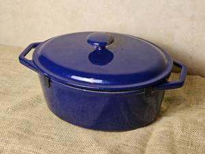 lot 35 image: Vintage Color Cast Enamel 11 Dutch Oven