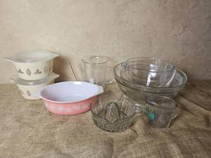 lot 212 image: Vintage Pyrex & Baking Glass Group