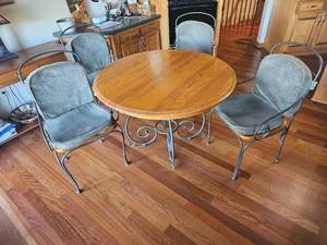 lot 77 image: Kincaid Scrolled Iron Base Kitchenet Table & Chairs