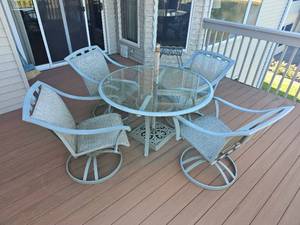 lot 80 image: Charming Hampton Bay Cast Aluminum Patio Table & Chair (umbrella Included)