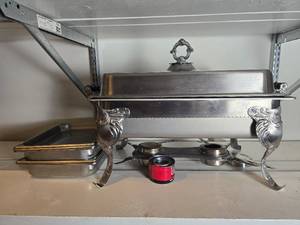 lot 255 image: Classic Lidded Food Warmer Tray