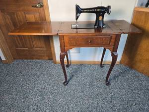 lot 82 image: Classic Antique Singer Sewing Machine Table