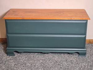 lot 251 image: Fantastic Wood Toy Chest - Green
