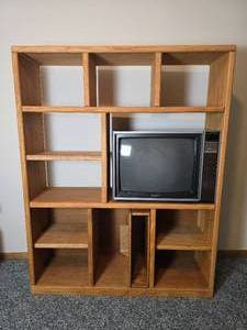 lot 83 image: Mid-Century Modern Blonde Wood Bookshelf