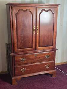 lot 19 image: Pennsylvania House Solid Cherry Bedroom Entertainment Cabinet Dresser - Medallion Collection