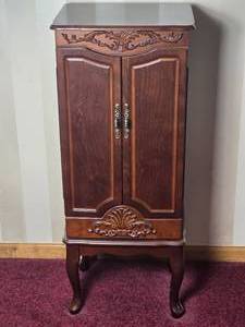 lot 18 image: Beautiful Vintage Mahogany Jewelry Chest