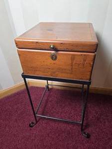 lot 22 image: Vintage Wood Box Accent Table