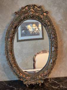 lot 89 image: Elegant Gold Gilt Frame Oval Accent Mirror