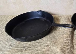 lot 235 image: Vintage Griswold Cast-Iron Pan - 8