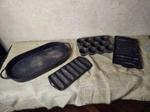 lot 221 image: Amazing Vintage Cast-Iron Bakeware Collection - Including Griswold - (4)