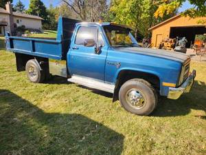 lot 6 image: 1986 Chevy Cab Chassis K30 4x4