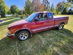 lot 7 image: 2000 Chevrolet S-10 Extended Cab Pickup Truck
