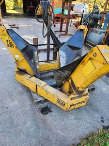 lot 8 image: Vermeer TS24S Tree Spade Attachment with Hydraulic Controls