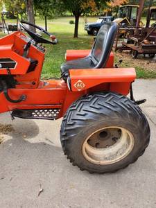 lot 10 image: Allis-Chalmers 620 Garden Tractor