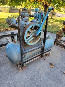 lot 17 image: Ingersoll-Rand Type 30 Model 10T E Industrial Air Compressor