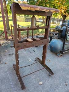 lot 20 image: Heavy-Duty Manual Shop Press with Bottle Jack