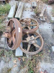 lot 43 image: Set of 3 Large Cast Iron Pulley Wheels with Mounting Hubs