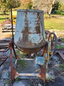 lot 45 image: Master Industrial Electric Concrete Mixer with Barrel Drum