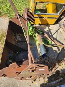 lot 48 image: Vintage Pull Type Tractor Bucket Attachment