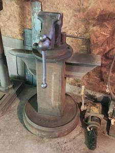 lot 87 image: Reed Pipe Vise on Heavy Metal Stand with Anvil Sides