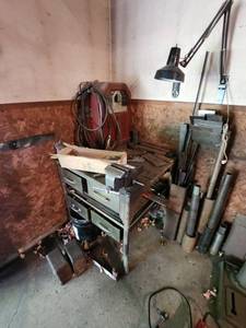 lot 89 image: Lincoln Electric AC-225-S Arc Welder with Metalworking Table and Tools