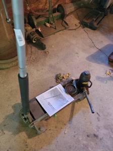 lot 93 image: Pittsburgh Automotive Heavy Duty 3 Ton Floor Jack