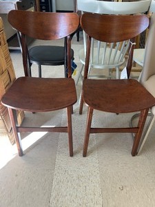 lot 98 image: Safavieh Lucca Retro Dining Chairs (Set of 2) - MSRP $225