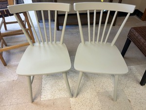 lot 122 image: Safavieh Winona Spindle Back Dining Chair (Set of 2) - MSRP $250