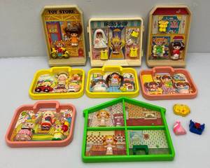lot 125 image: 1970s Knickebocker Dolly Pops Play Sets (Some Parts Missing)